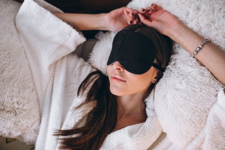 10 Manfaat Tidur Pakai Penutup Mata, Bantu Tidur Lebih Nyenyak