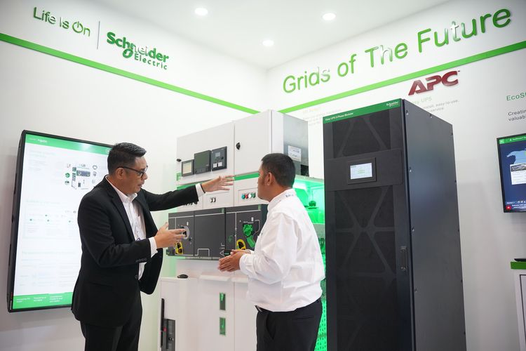 Business Vice President Power System Schneider Electric Indonesia Surya Fitri (kiri) menyampaikan, jaringan listrik cerdas (smart grid) terdesentralisasi yang diperkuat oleh pembangkit listrik terbarukan bisa mempercepat tujuan emisi nol bersih.                  