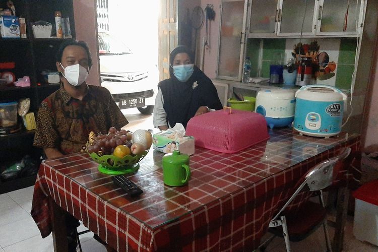 Khoiry Nuria Widyaningrum (36) bersama suami Witanta Kurniawan (37) saat sedang di meja makan menceritakan ketika moment sarapan bersama Menteri Pendidikan, Kebudayaan, Riset, dan Teknologi (Mendikbudristek) Nadiem Makarim.