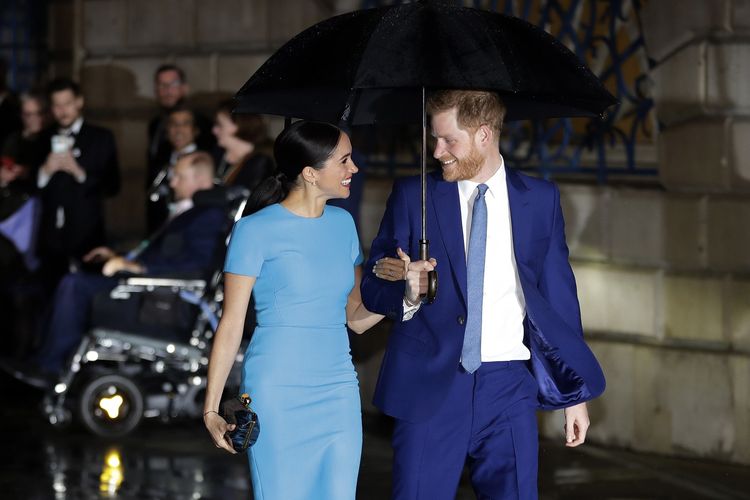 Foto yang diambilpada 5 Maret 2020 memerlihatkan Pangeran Harry dan Meghan Markle tiba di acara tahunan Endeavour Fund Awards di London, Inggris. Yayasan dari Duke dan Duchess of Sussex itu sudah membantu dalam penyelesaian pusat penanganan kegawatdaruratan di Persemakmuran.