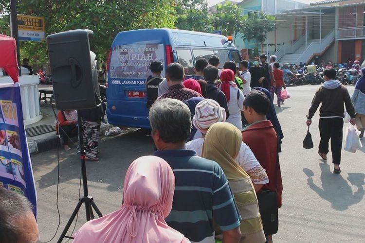 Sejumlah warga di Jalan Siliwangi Kecamatan Kejaksan Kota Cirebon mengantre untuk menukarkan uang di mobil kas keliling Bank Indonesia, Kamis (16/5/2019). Mereka memilih menukarkan di awal waktu menghindari kepadatan dan antrean panjang apabila penukaran mendekati Idul Fitri mendatang. 