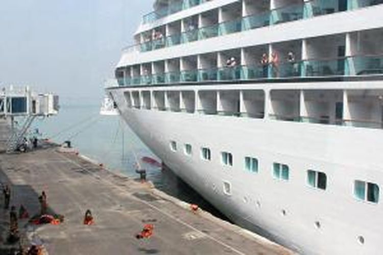 Para penari reog menyambut kapal pesiar MV Seabourn Odyssey yang singgah di Pelabuhan Tanjung Perak, Surabaya, Jawa Timur, Sabtu (29/11/2014). Kapal itu merupakan kapal pesiar pertama yang menggunakan Terminal Penumpang Gapura Surya Nusantara yang baru diresmikan pada Oktober 2014. Terminal penumpang itu tergolong modern dengan fasilitas garbarata.