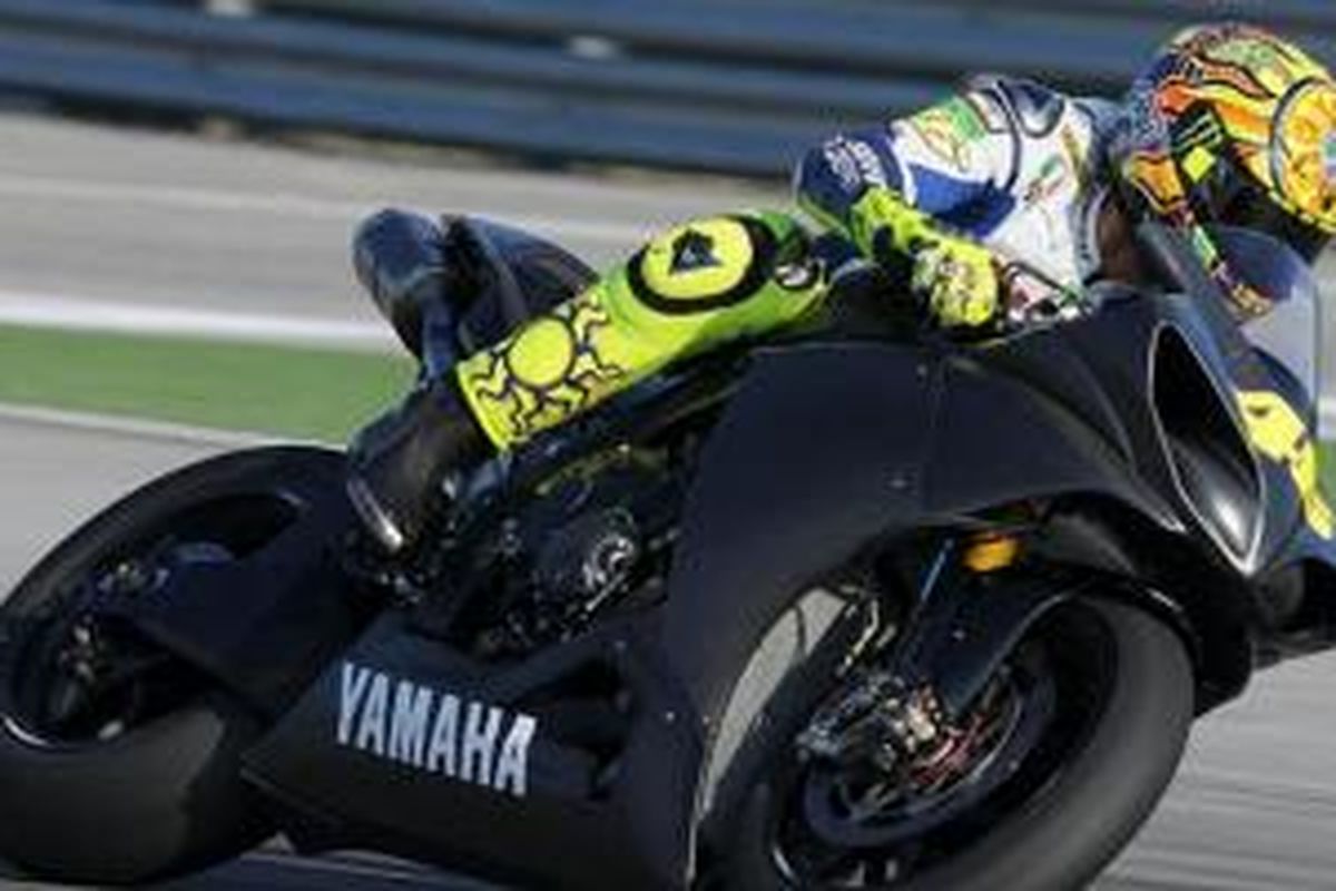 Rossi saat uji Yamaha YZF-R1 model lama