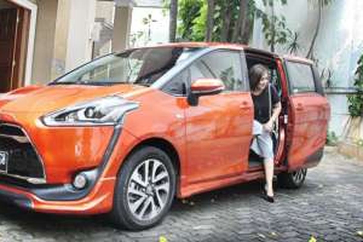 Hanifa Ambadar dengan Toyota Sienta