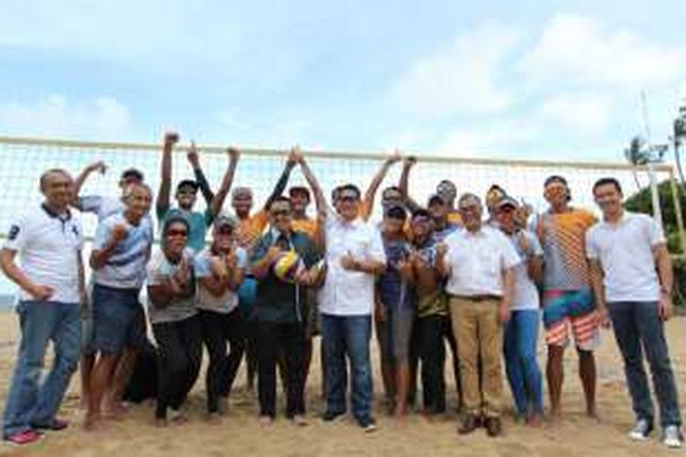 CDM tim Indonesia untuk Olimpiade Rio 2016, Raja Sapta Oktohari (tengah), berpose bersama tim voli pantai Indonesia dalam kunjungan latihan di Bali, Minggu (19/6/2016).