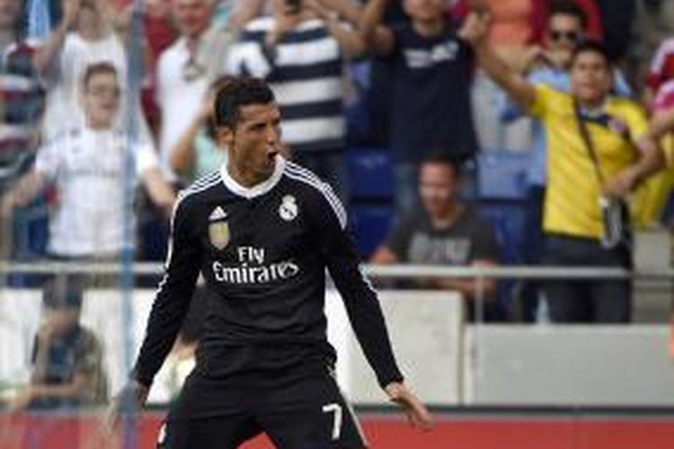Ekspresi penyerang Real Madrid Cristiano Ronaldo usai mencetak salah satu dari tiga golnya ke gawang Espanyol, pada pertandingan Primera Division La Liga pekan ke-37, di Cornella El Prat, Barcelona, Minggu (17/5/2015). Madrid memenangi laga itu dengan skor 4-1. 