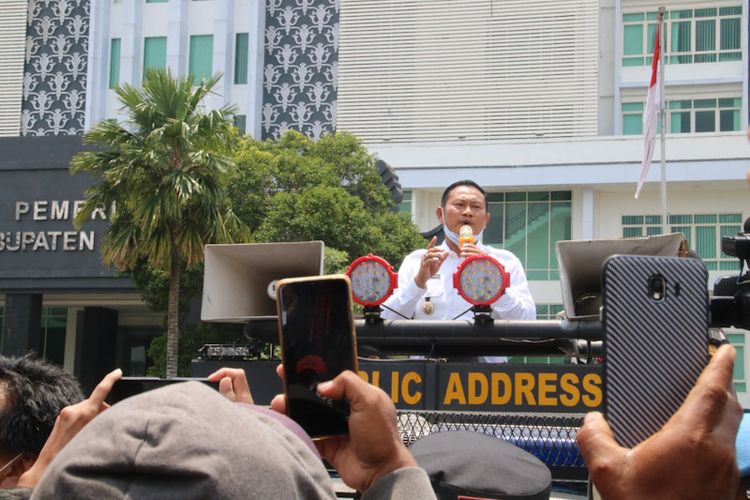 Bupati Lamongan Yuhronur Efendi, saat menemui petambak yang menggelar unjuk rasa di depan gedung DPRD Lamongan, Rabu (2/2/2022).