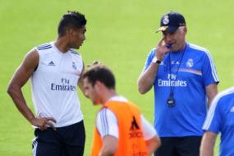 Gelandang Real Madrid asal Brasil, Casemiro (kiri).