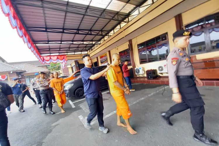 Pelaku pengeroyokan personel Truk Tangki Pertamina Tasikmalaya dihadirkan saat press rilis ungkap kasus di Mako Polresta Tasikmalaya, Jawa Barat, Kamis (3/8/2023).