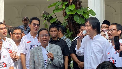 Momen Mahfud Nyanyikan Lagu "Dealova" Bareng Once