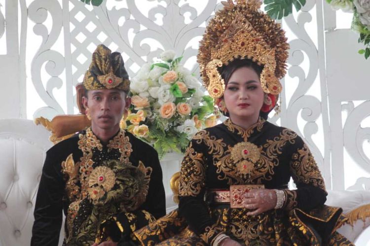 foto bersama pasangan pengantin Dedi dan Lestari, pengantin yang sempat viral lantaran menangis saat kedatangan mantan