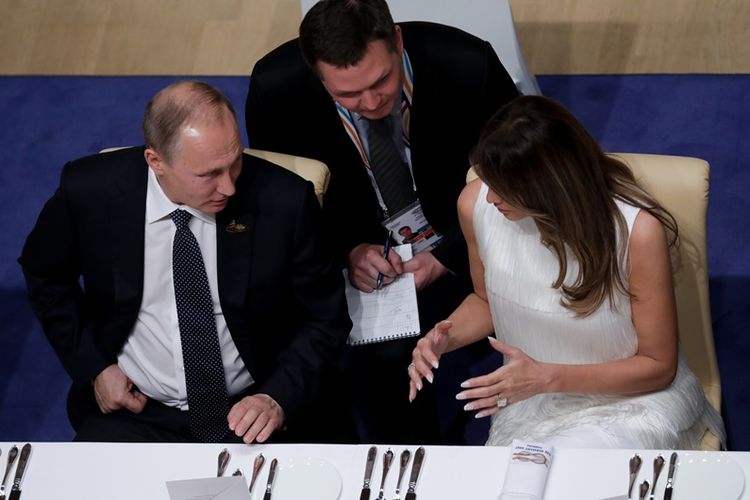 Presiden Rusia Vladimir Putin dan Melania Trump terlihat akrab berbincang dalam jamuan malam resmi KTT G20 di Hamburg, Jerman.