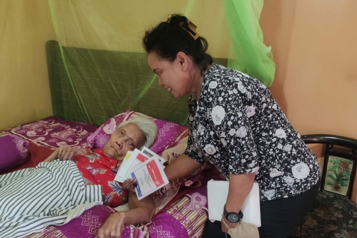 Martha Supusepa (83), warga lansia RT 003 RW 009 Warakas 5 gang 5, Tanjung Priok, Jakarta Utara, tetap bisa menggunakan hak suaranya pada Rabu (14/2/2024) dari tempat tidurnya. 