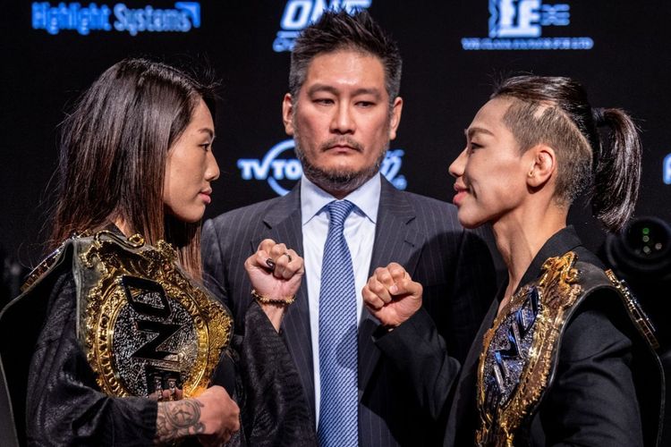 Angela Lee (kiri) berhadapan dengan Xiong Jing Nan dalam laga perebutan gelar juara dunia ONE Championship di Tokyo pada 2019 silam.