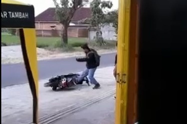 Video perusakan motor di depan sebuah diler motor yang dilakukan pemuda berjaket hitam viral di media social di Kabupaten Magetan.