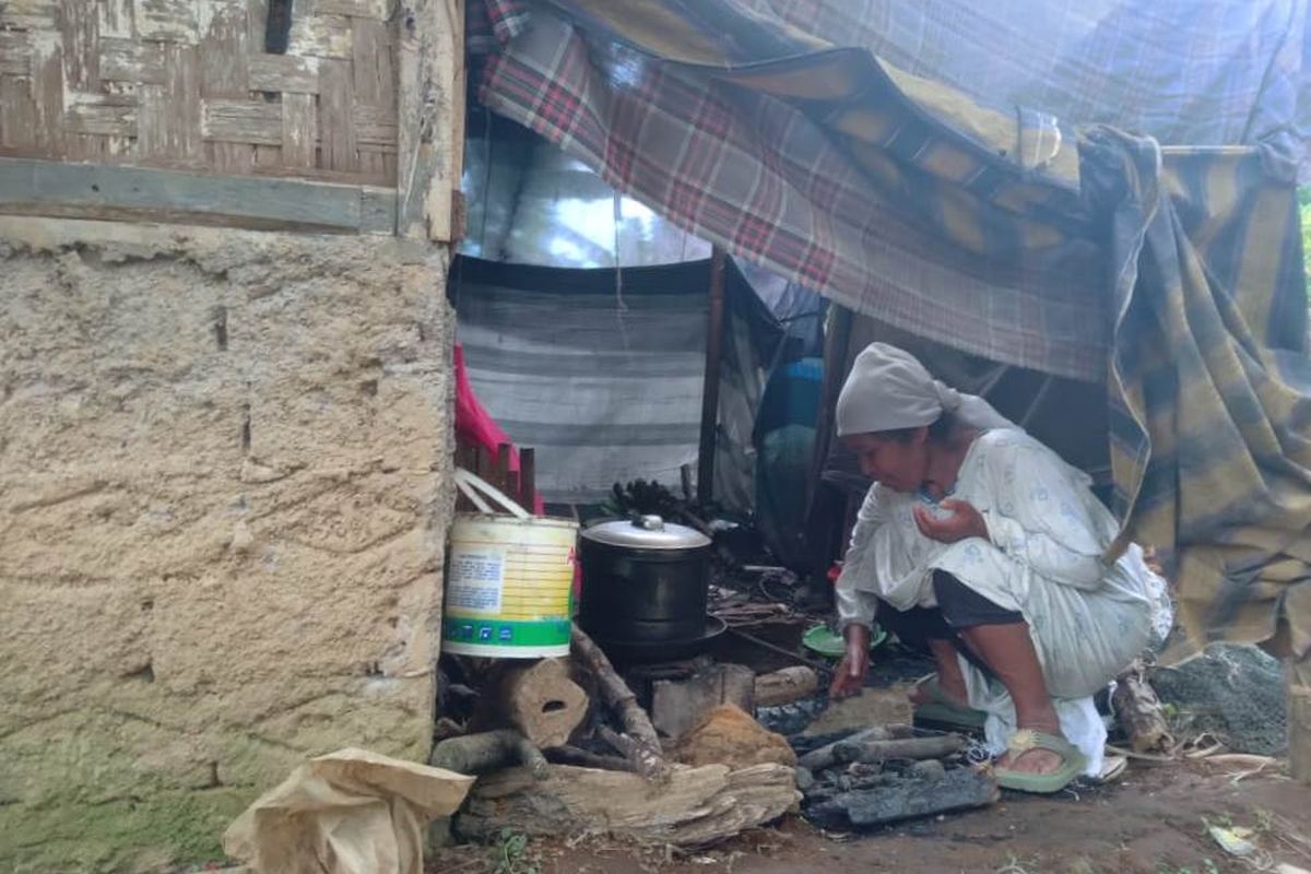 Mak Idah, 55 tahun, warga Cianjur, Jawa Barat, sedang beraktivitas di rumahnya yang jauh dari kondisi layak.