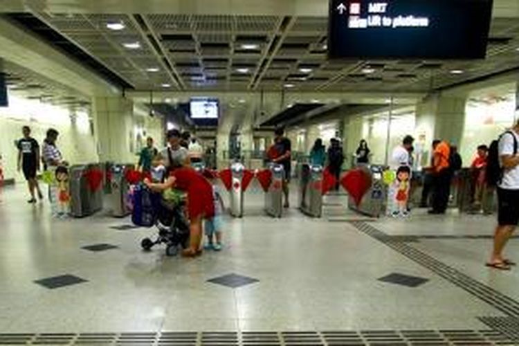 Suasana Stasiun MRT di Singapura.