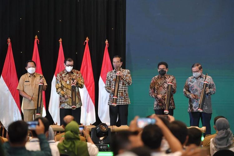 Presiden RI Joko Widodo meluncurkan 1.604 sertifikat Bumdes dan 23 sertifikat Bumdes Bersama di Jakarta, Senin (20/12/2021).
