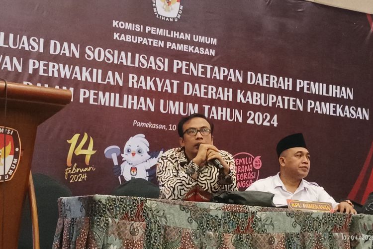 Moh. Amiruddin, Divisi Tekhnik Penyelenggaraan Pemilu KPU Kabupaten Pamekasan (pegang mic) saat menyampaikan hasil usulan tentang penetapan Dapil Pemilu legislatif 2024 mendatang.