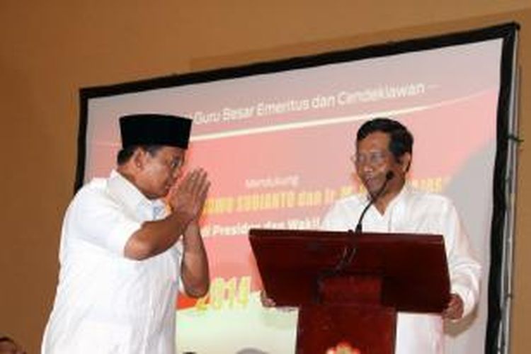 Bakal calon presiden dari Partai Gerindra Prabowo Subianto memberikan penghormatan kepada mantan Ketua MK Mahfud MD (kanan) saat menghadiri acara dukungan dari guru, guru besar, dan cendekiawan, di Jakarta, Selasa (27/5/2014). Sejumlah guru besar dan cendekiawan dengan latar belakang kampus yang berbeda memberikan dukungan kepada Prabowo untuk menjadi presiden 2014-2019.