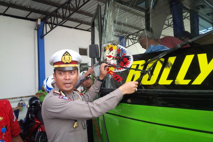 Kasatlantas Polres Semarang AKP Dwi Nugroho memperlihatkan kaca depan dan wiper bus Maju Makmur trayek Semarang-Purwokerto yang tidak layak di Terminal Bawen, Kabupaten Semarang, Rabu (3/5/2017) 