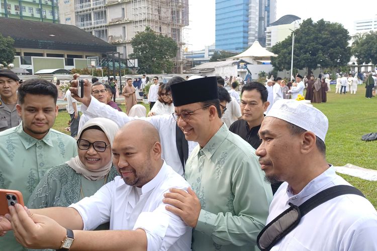Momen Hangat, Anies dan Didit Prabowo Swafoto Usai Shalat Id di Masjid Al-Azhar 