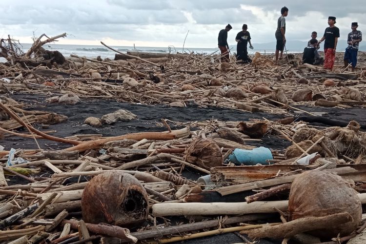 Tumpukan sampah hampir menutupi hamparan pasir Pantai Bambang Lumajang, Senin (25/4/2022)