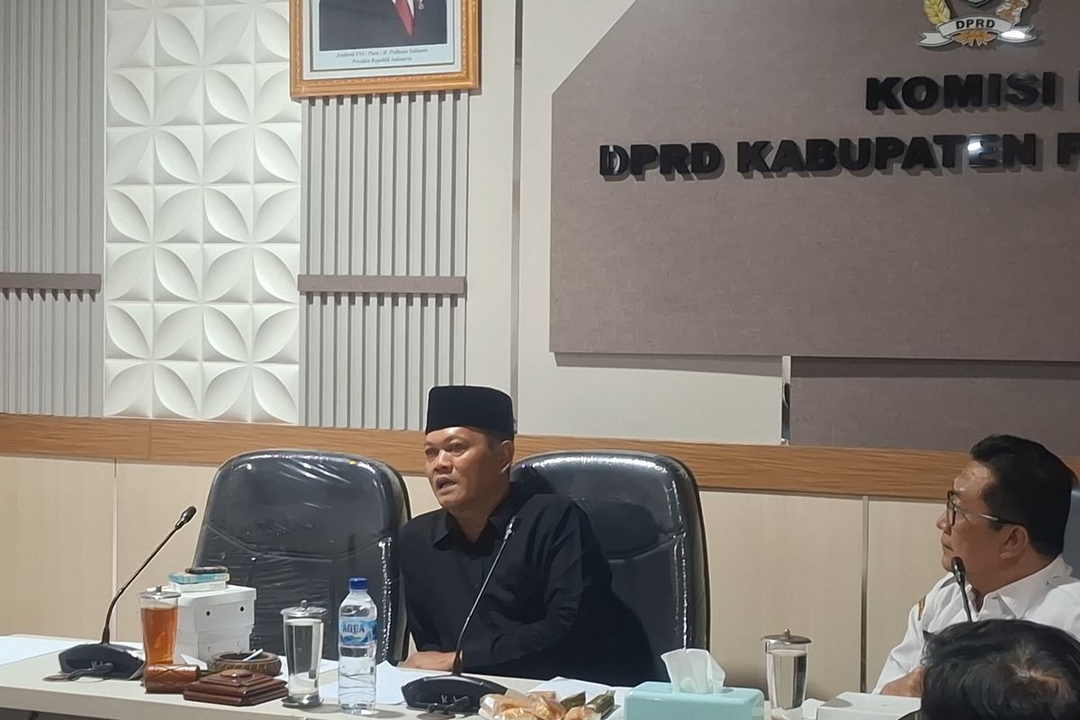 Ketua DPRD Kabupaten Purworejo, Tunaryo saat menerima audiensi para korban penipuan istri TNI pada Rabu (8/4/2026). 