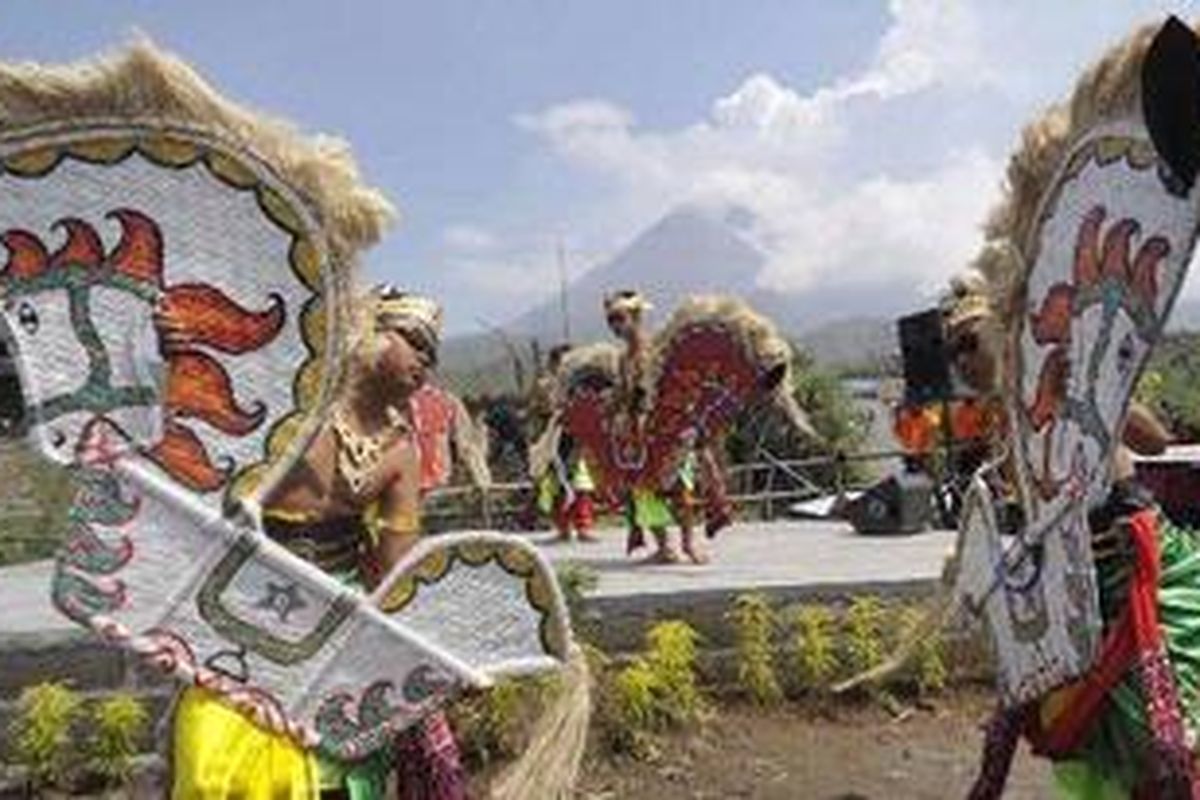 Anak-anak warga Dusun Kinahrejo menampilkan atraksi kesenian jatilan pada acara pembukaan Wisata Alam Jelajah Kinahrejo di Dusun Kinahrejo, Desa Umbulharjo, Cangkringan, Sleman, DI Yogyakarta, Sabtu (12/2/2011). Berbagai paket wisata dikemas dan disediakan di dusun yang menderita kerusakan akibat erupsi Gunung Merapi tersebut dengan melibatkan warga setempat untuk mendorong pertumbuhan ekonomi masyarakat yang sempat terhenti akibat erupsi.