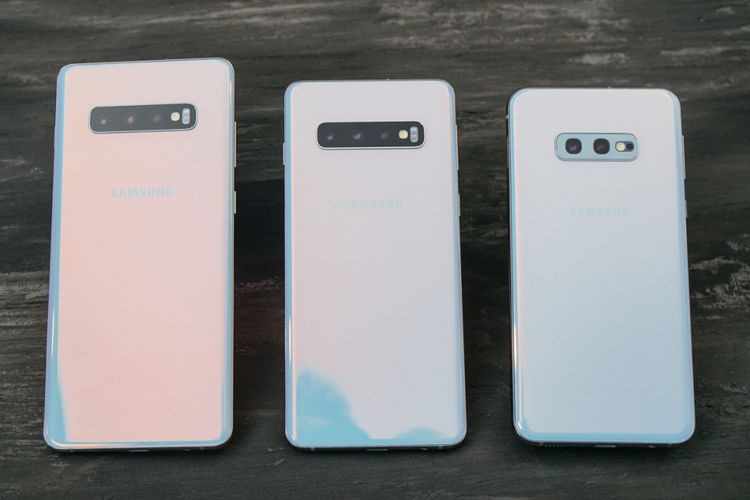 Galaxy S10 Plus (kiri), Galaxy S10 (tengah), dan Galaxy S10e warian warna putih.
