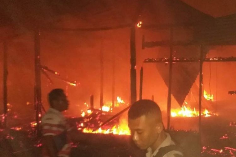 Foto: Kebakaran rumah di Kelurahan Kota Uneng, Kecamatan Alok Kabupaten Sikka, NTT, Jumat (4/11/2022) sekitar pukul 00.30 Wita.