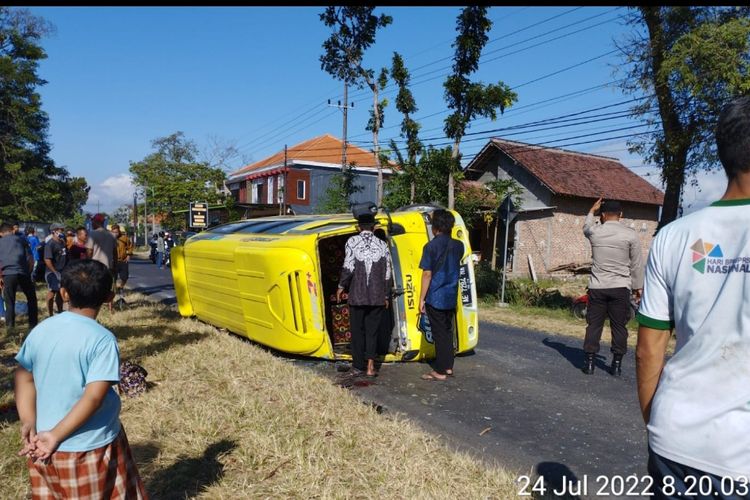 Mobil rombongan pengantin dari Kabupaten Ponorogo terguling di Kabupaten Magetan dan menabrak kendaraan grand max. Kendaran terguling karena pengemudi tidak bisa mengendalikan kendaran.