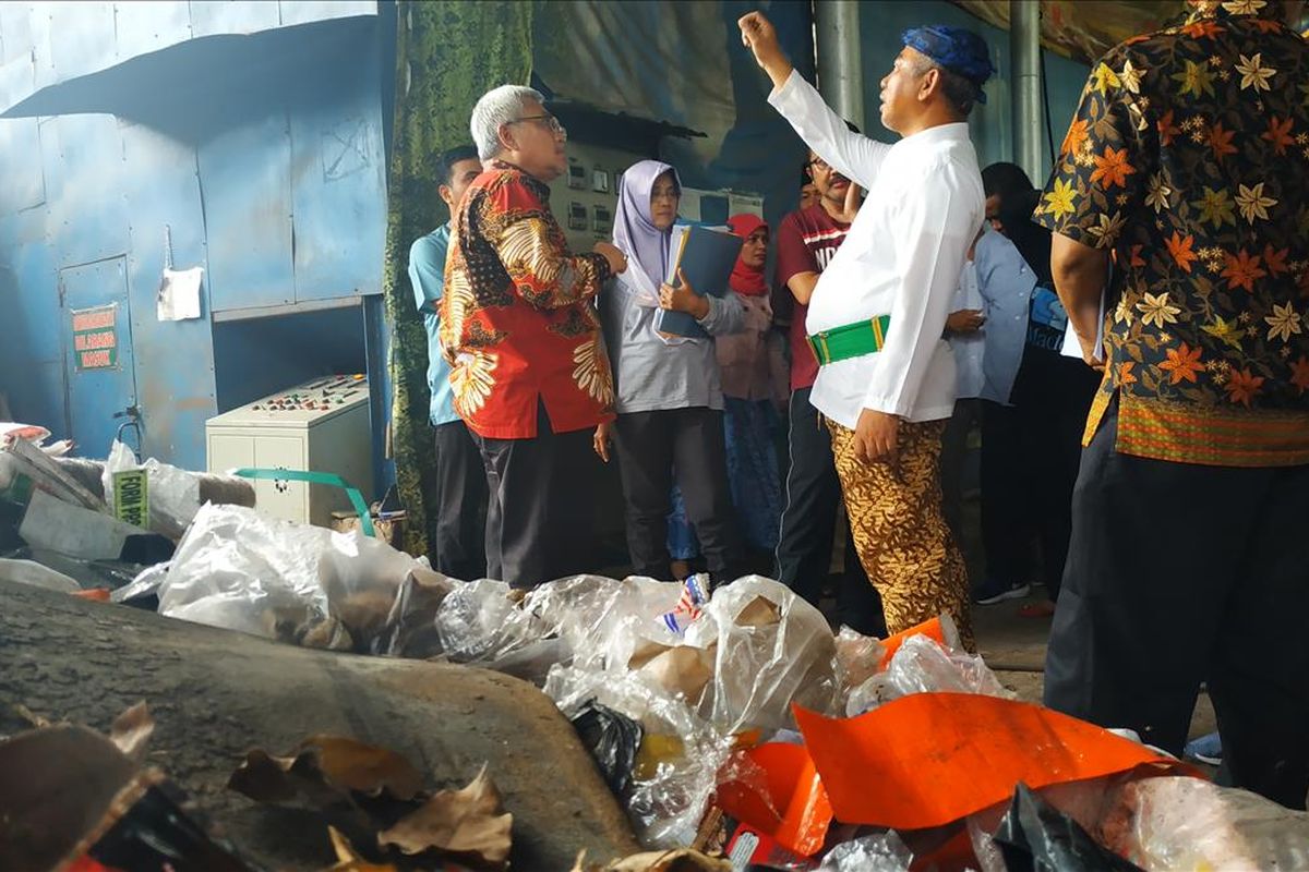 Wali Kota Bekasi Rahmat Effendi mengunjungi Pembangkit Listrik Tenaga Sampah (PLTSa) Sumur Batu, Bantar Gebang, Bekasi, Jumat (19/7/2019).