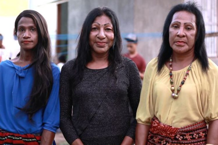 Chintya, Lola dan Linda, tiga transpuan dari satu keluarga besar di Maumere, NTT.