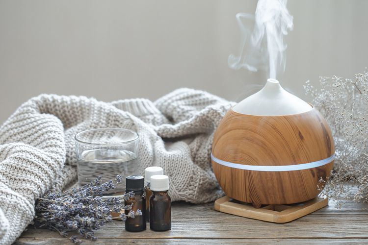 Ilustrasi diffuser essential oil, aroma wangi di kamar tidur.
