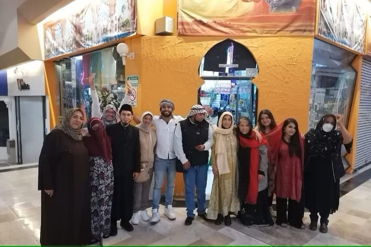 Selvi (dua dari kiri) bersama teman-teman Muslim dari beberapa negara yang tinggal di Meksiko.