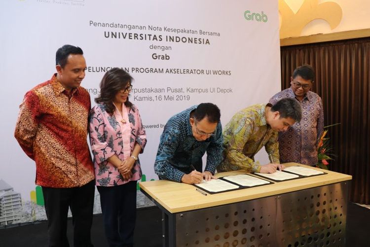 Penandatanganan kerja sama UI dan Grab dilakukan Rektor UI Prof. Muhammad Anis dan President of Grab Indonesia Ridzki Kramadibrata, di Ruang Apung UI, Kampus Depok (16/5/2019).