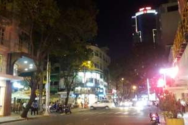 Suasana malam di Dong Khoi Street, District I, Ho Chi Minh City, Vietnam.