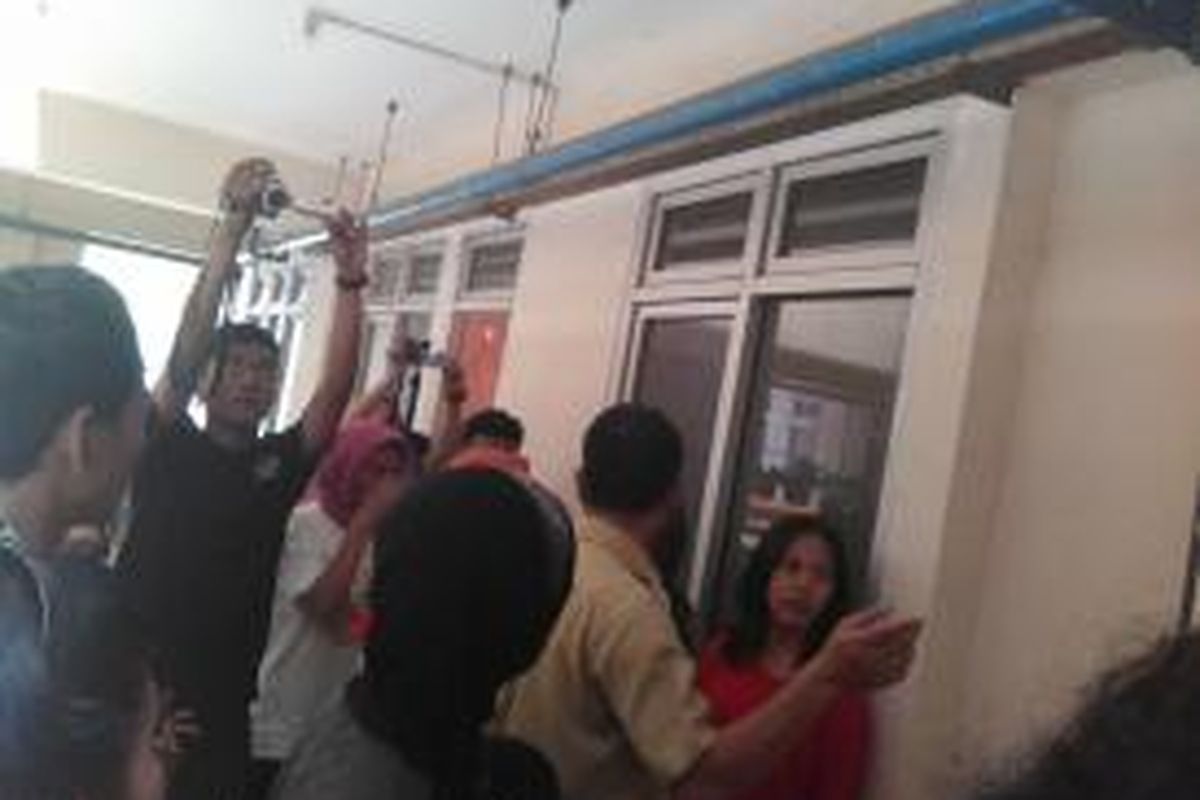 Warga Mampang sedang menunggu pintu rumah susun Komarudin, Cakung, Jakarta Timur, dibuka untuk melihat keadaan dalamnya, Rabu (20/8/2014).