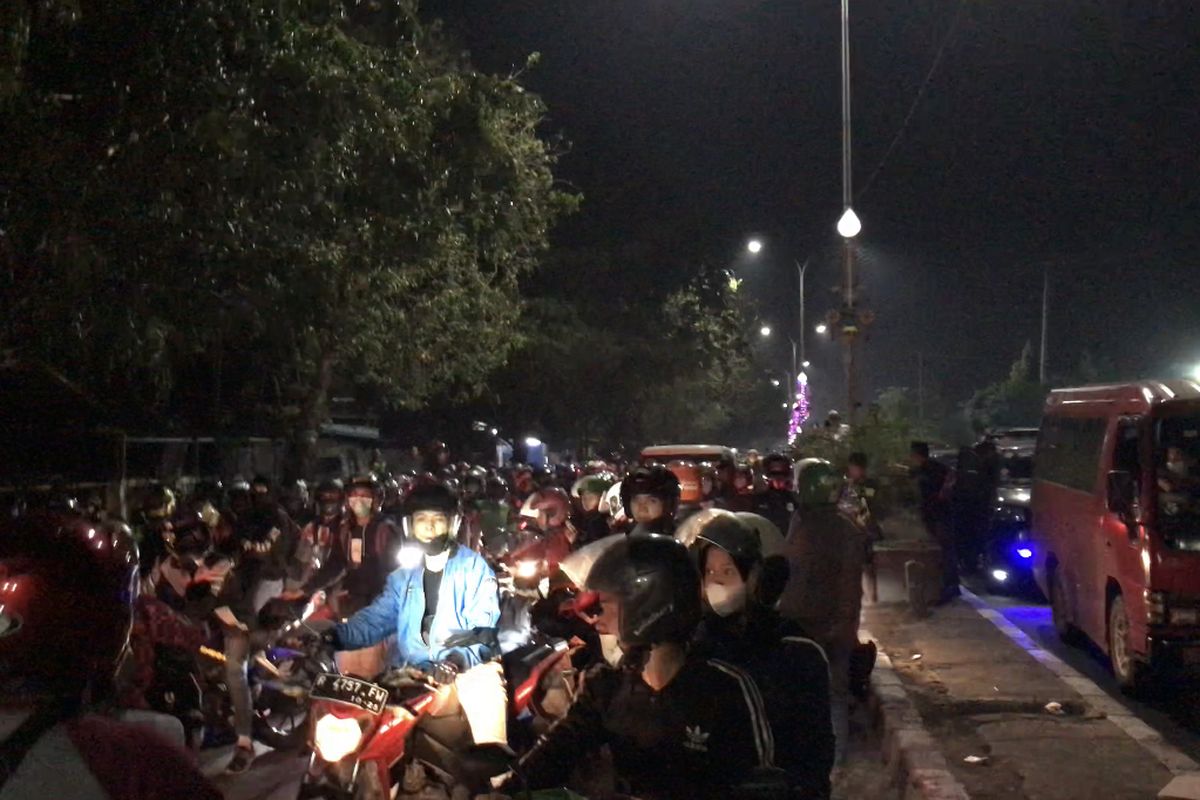 Aksi provokasi terjadi di tengah para pemotor jelang jelang penyekatan di perbatasan kabupaten, Karawang, Jawa Barat pada Selasa (11/5/2021) dini hari.