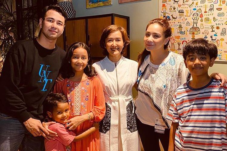 Raffi Ahmad dan Nagita Slavina mengunjungi Widi Mulia