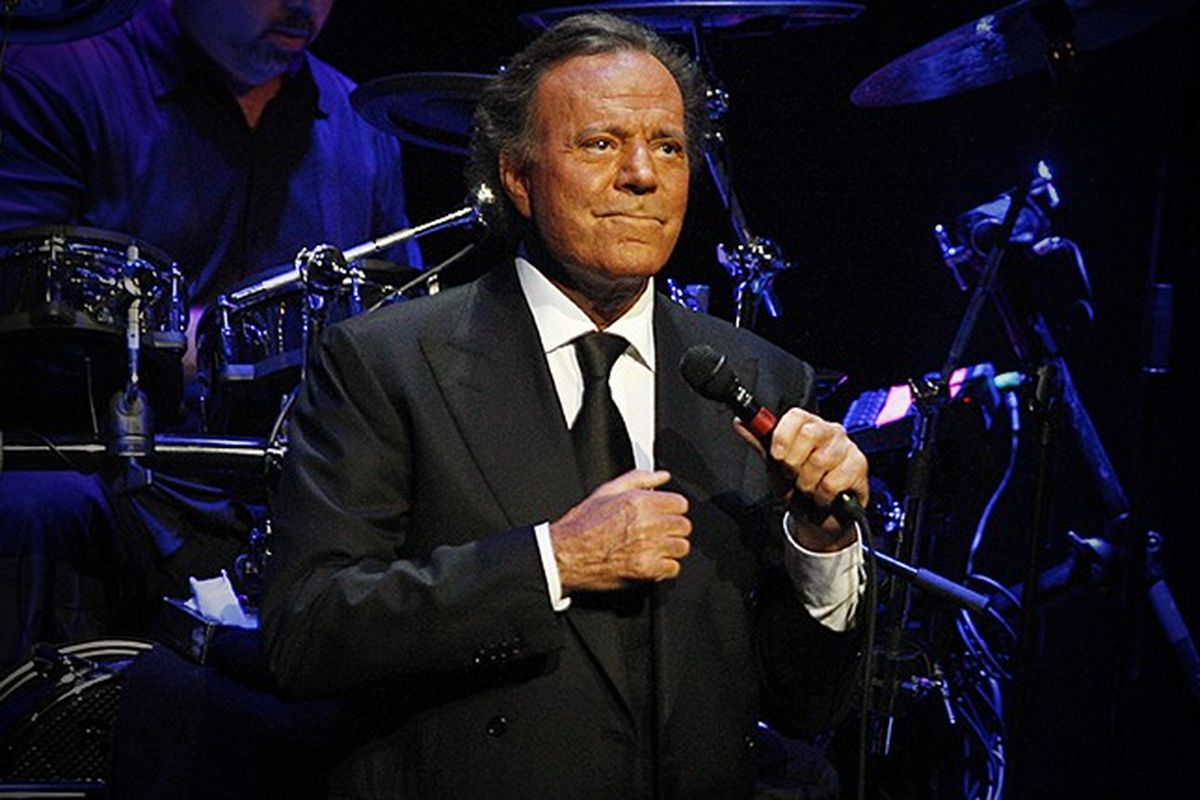 Penyanyi senior, Julio Iglesias.
