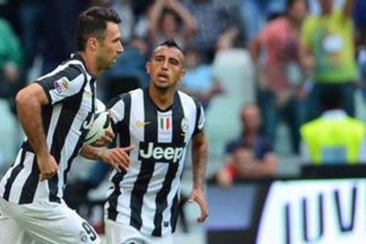 Selebrasi penyerang Juventus, Mirko Vucinic, usai membobol gawang Cagliari, dalam lanjutan Serie-A, Sabtu atau Minggu (12/5/2013) dini hari WIB. 