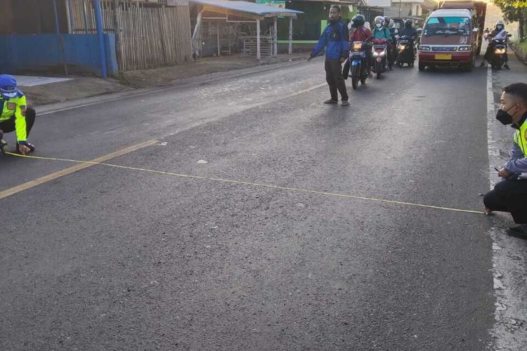 Lokasi kecelakaan maut di Jalan Raya Bandung-Cirebon, tepatnya di Tanjungsari, Sumedang, Jawa Barat yang menewaskan tiga orang, Kamis (20/7/2023). 