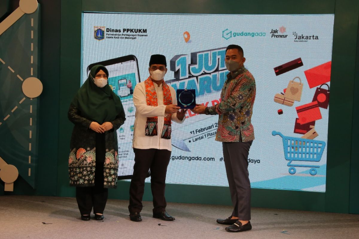 Wakil Gubernur Provinsi DKI Jakarta, Ahmad Riza Patria menjadi keynote speaker pada talkshow dan peluncuran Program 1 Juta Warung Melek Digital yang dilaksanakan oleh GudangAda yang berkolaborasi dengan Dinas Perindustrian, Perdagangan, Koperasi, Usaha Kecil dan Menengah (PPKUKM) Provinsi DKI Jakarta di Plaza Semanggi, Jakarta Selatan, Jumat (11/2). 