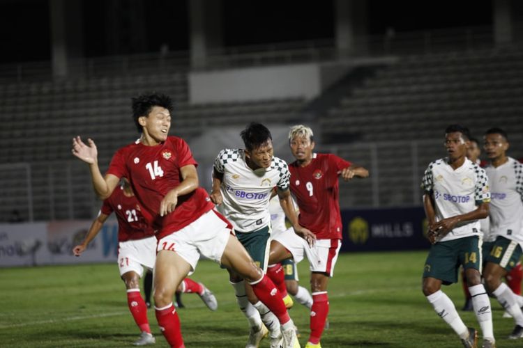 Gelandang timnas U22 Indonesia, Feby Eka Putra, beraksi pada laga uji coba kontra Tira Persikabo di Stadion Madya, Senayan, Jakarta, pada Jumat (5/3/2021).