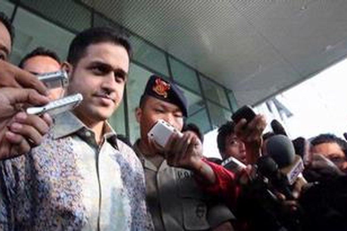 Mantan Bendahara Umum Partai Demokrat Muhammad Nazaruddin keluar dari Gedung KPK, Jakarta seusai pemeriksaan terkait kasus dugaan korupsi korupsi proyek pembangunan gedung dan sarana olahraga di Hambalang, Bogor, Jumat (23/12/2011).