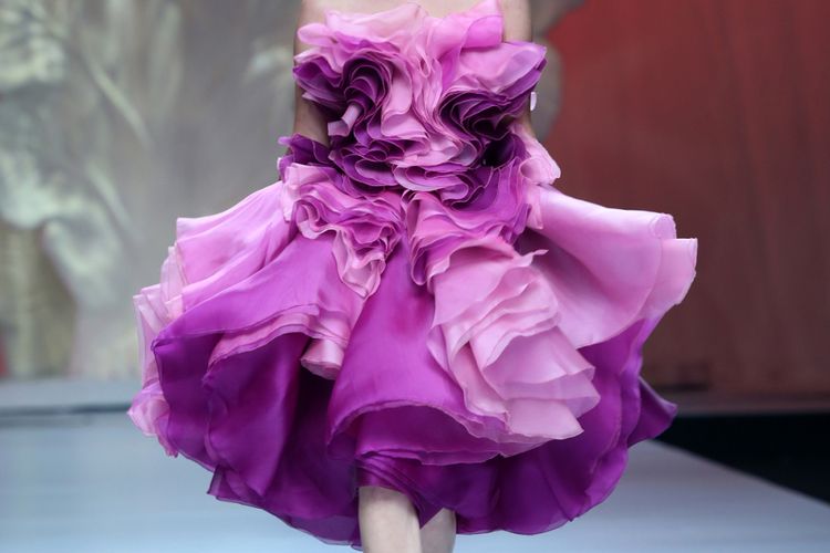 Koleksi Liberte dari Eddy Betty dalam peragaan busana tunggal di Dian Ballroom, Raffles Hotel, Jakarta, Rabu (20/9/2017).