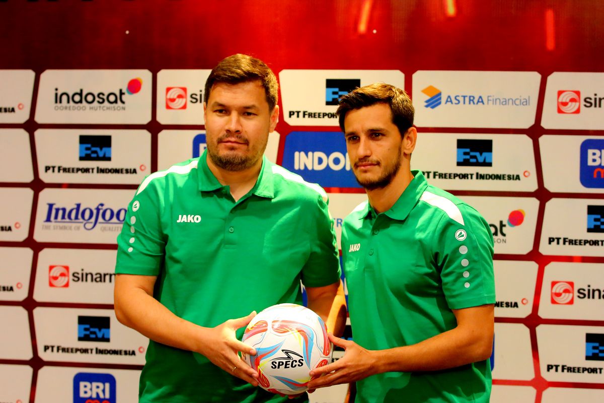 Jelang FIFA Matchday melawan Indonesia, pelatih Turkmenistan Mergen Orazov dan pemain Ruslan Mingazov usai preskon di Hotel Vasa Surabaya, Kamis (7/9/2023) siang.