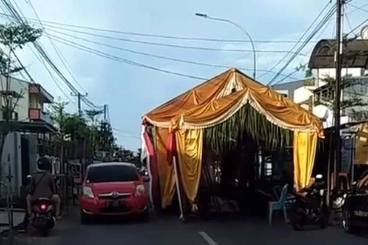 Menutup jalan untuk hajatan